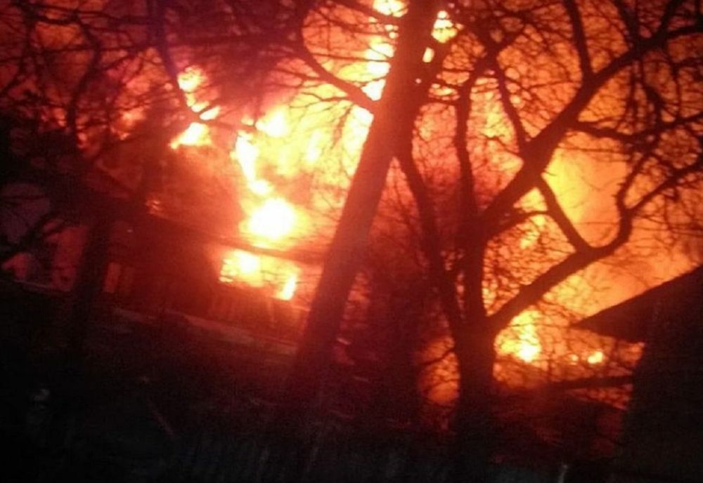 Incendiu la un grup de locuințe din Berceni. Cinci autospeciale intervin pentru stingerea flăcărilor