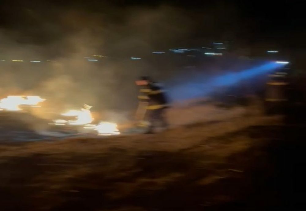 Incendiu de vegetație în Boldeşti Scăeni, cu pericol de propagare la sondele din zonă