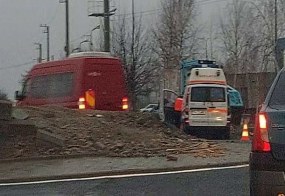 Prahova. O ambulanţă a distrus un sens giratoriu