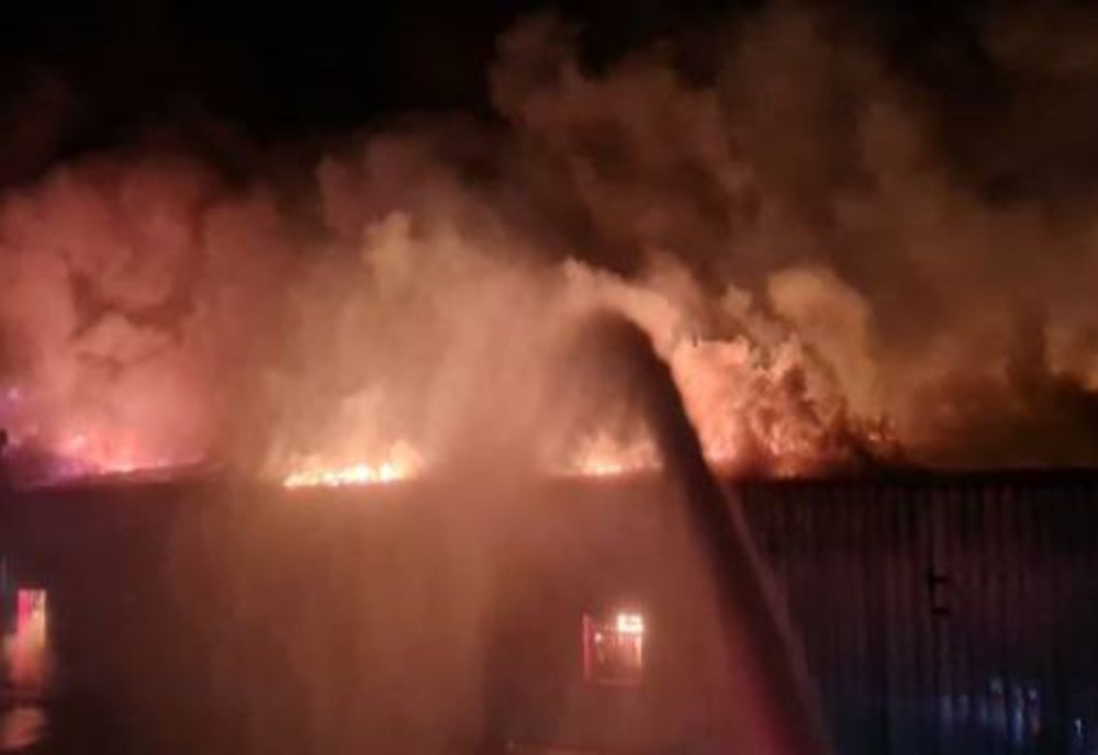 Incendiu la o fabrică de mezeluri din Mizil! Doi pompieri au fost răniţi