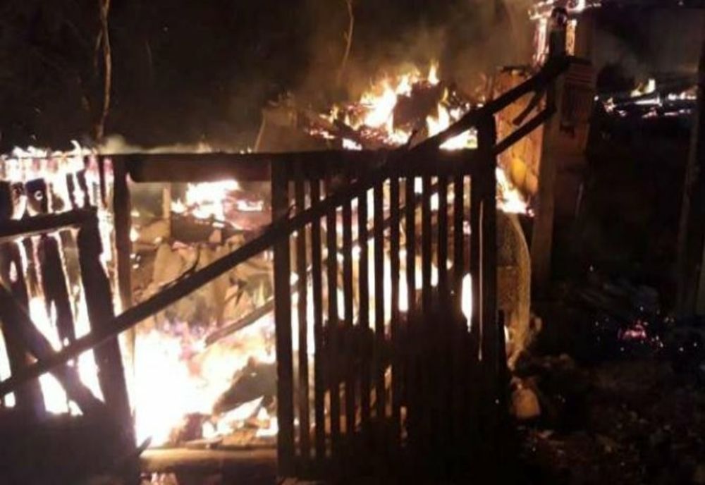 Incendiu violent în Prahova. Două case, cuprinse de flăcări 