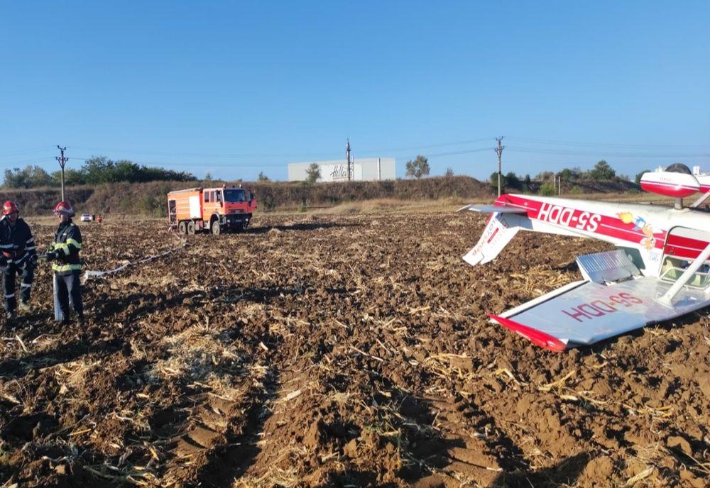 Avion de acrobaţie prăbuşit. Pilotul a fost găsit mort