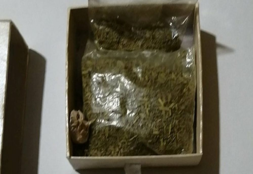 Doi tineri prinși de poliţiştii locali fumând “iarbă”, pe o stradă din Ploiești