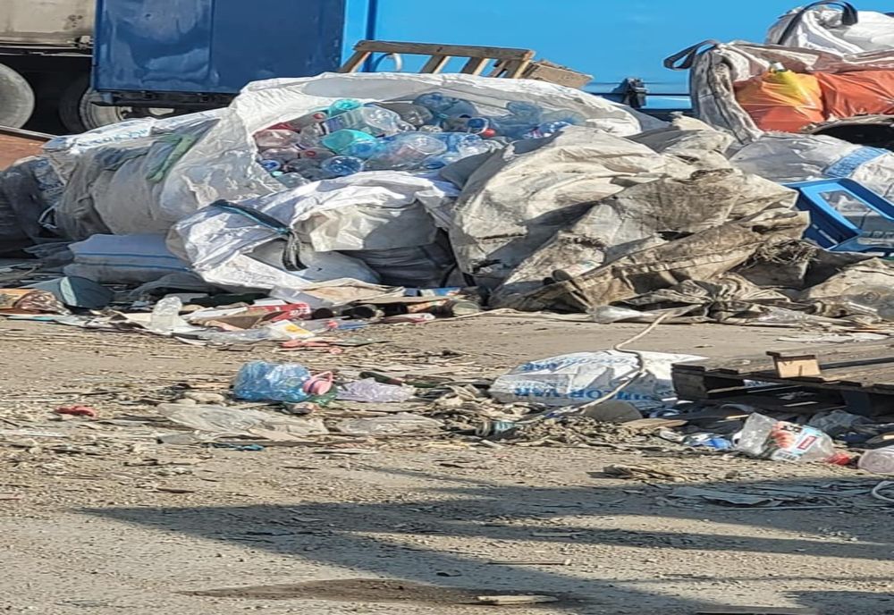 Amendă de 40.000 lei unui centru de colectare din Ploiești, pentru gestionarea necorespunzătoare a deşeurilor