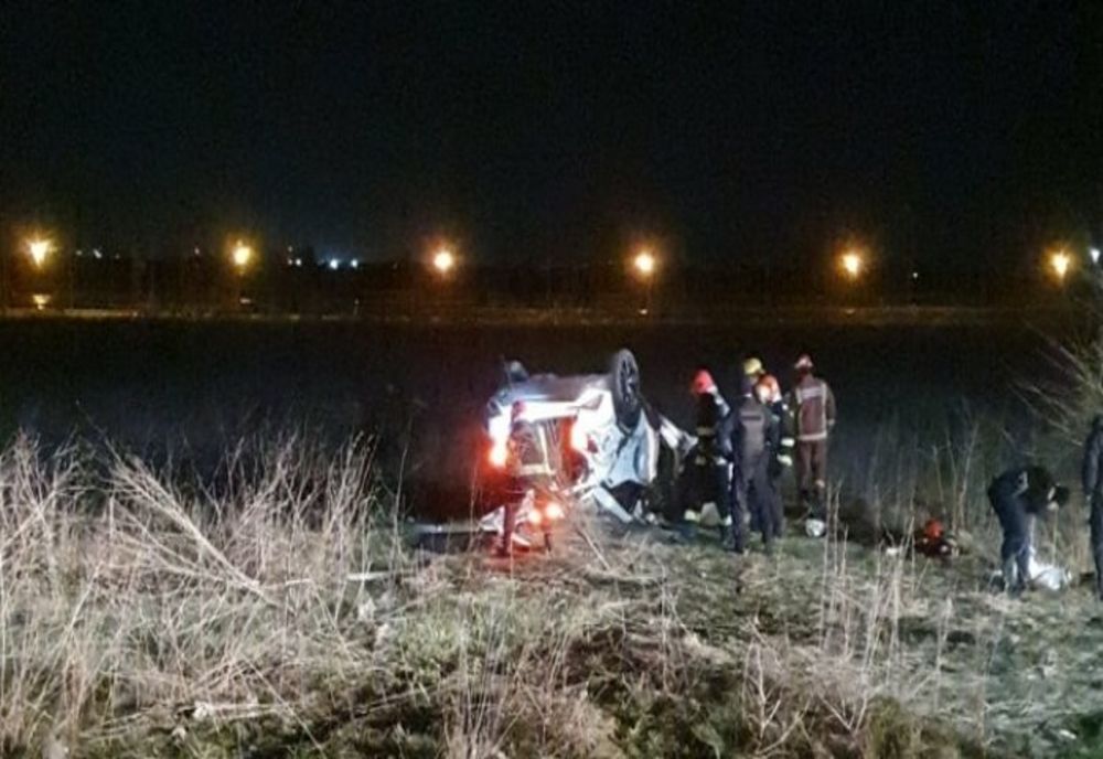 Două femei rănite după ce maşina în care se aflau s-a răsturnat şi a luat foc 