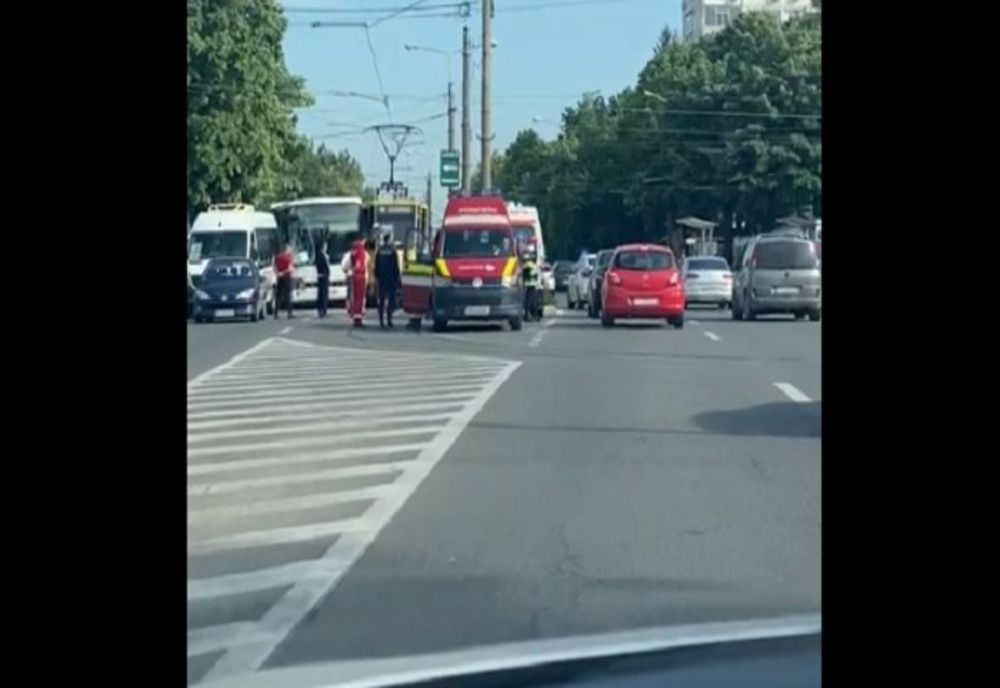 Accident rutier, în Ploiești. Au fost implicate mai multe mijloace de transport în comun și două autoturisme