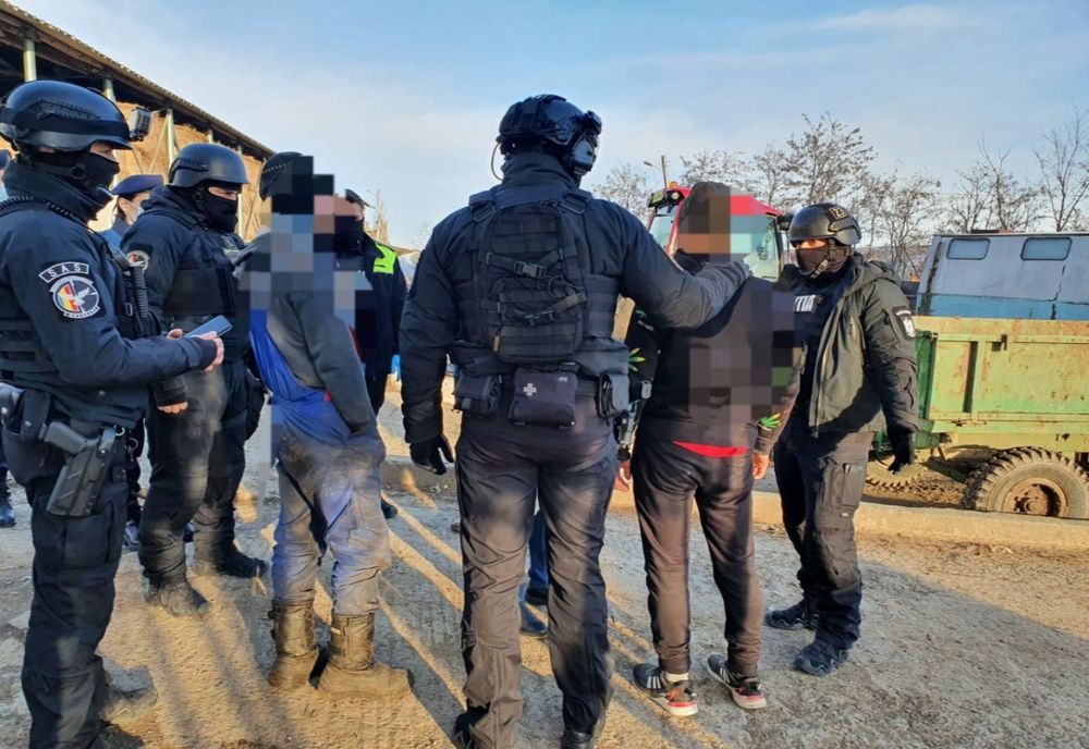 Prahova. Descinderi la Florești. Un bărbat și o femeie reținuți după ce au furat motorina dintr-o autoutilitară și catalizatorul alteia