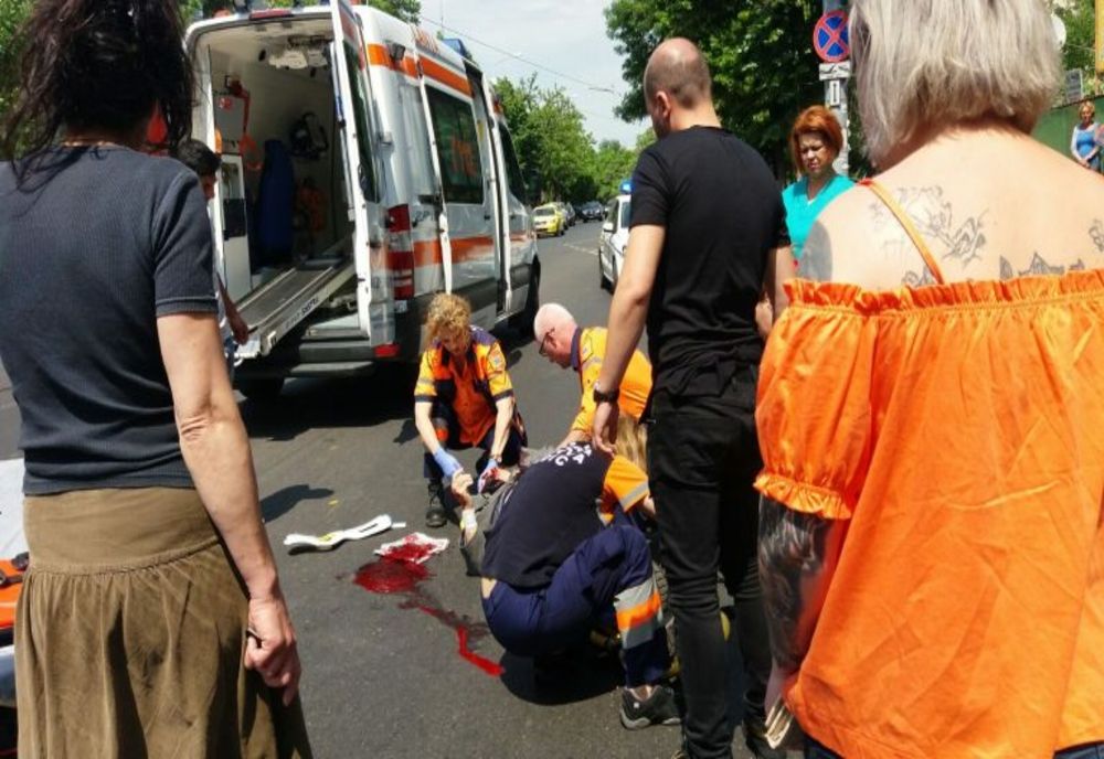 Ploieşti. Un bărbat care aştepta autobuzul în staţie s-a dezechilibrat şi a căzut sub roţile acestuia