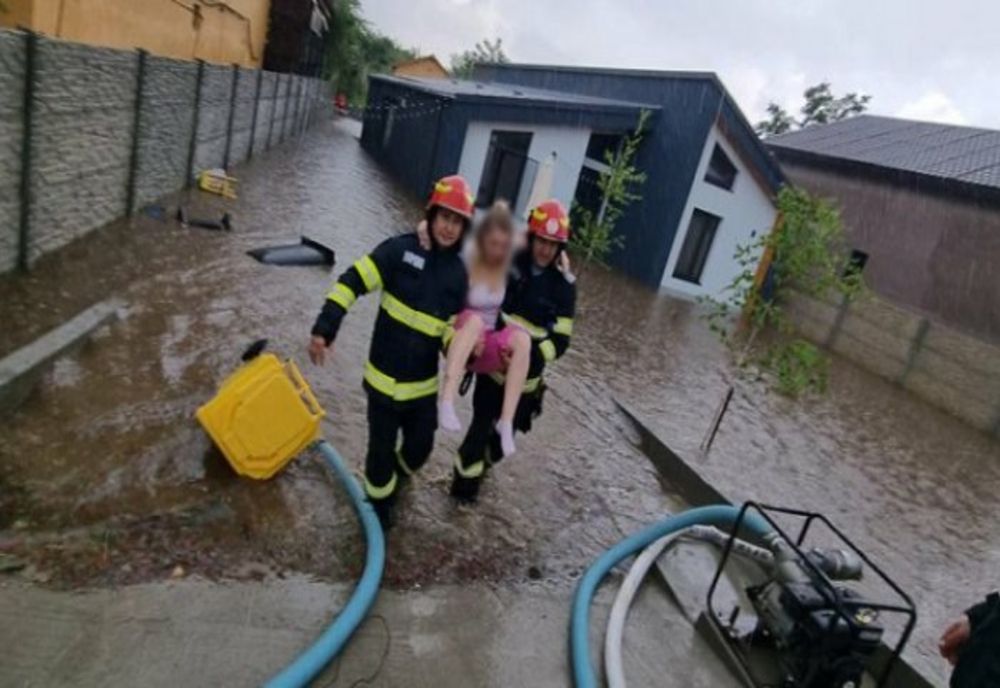 Prahova. Doi oameni salvaţi de pompieri din calea furtunii. Un bărbat risca să se electrocuteze într-o încăpere inundată