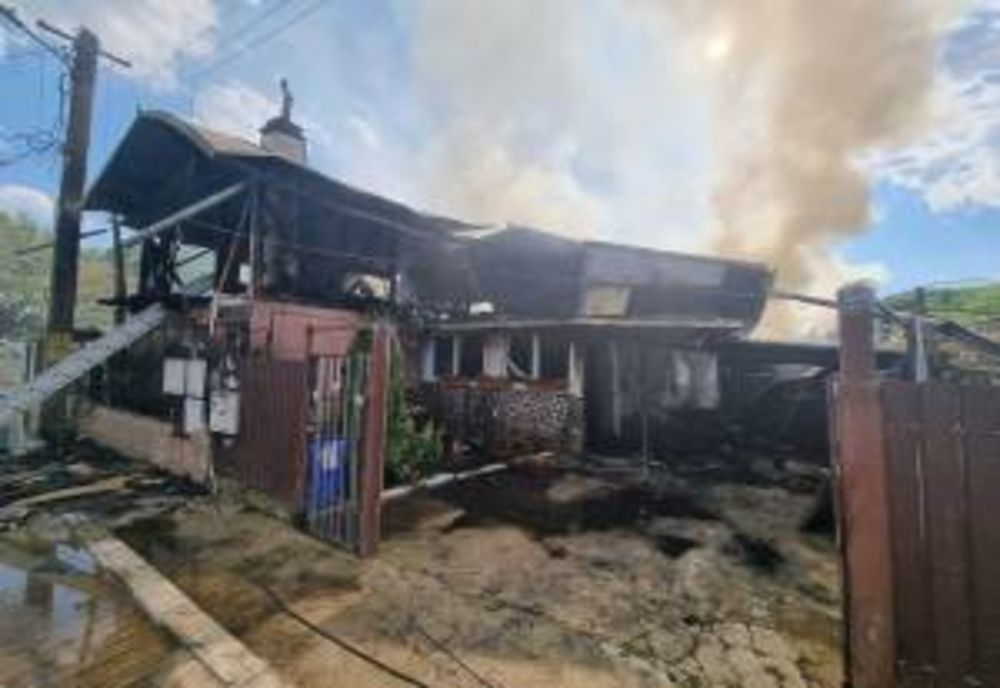 Patru locuințe și anexe gospodărești, distruse de un incendiu, la Băicoi