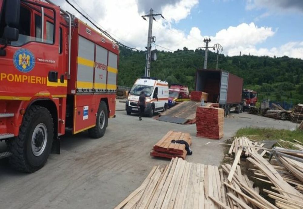 Poliția a deschis dosar penal după ce schelă s-a prăbușit peste mai mulți muncitori, la Măneciu