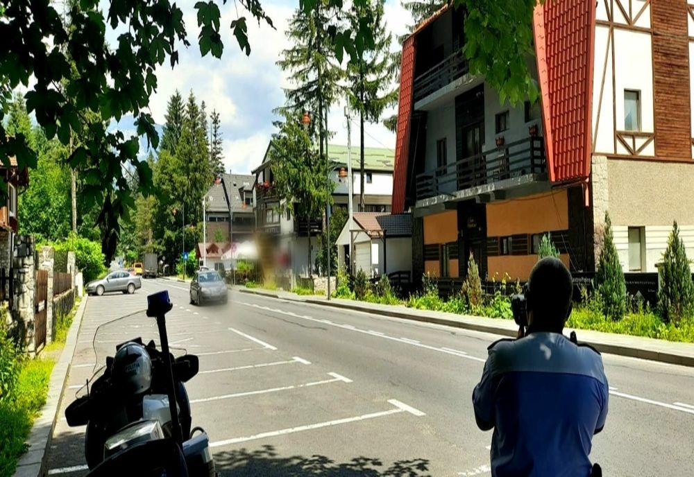 Vitezomani prinși de polițiști cu aparatul radar pe DN 1 și DN 1A, în Prahova