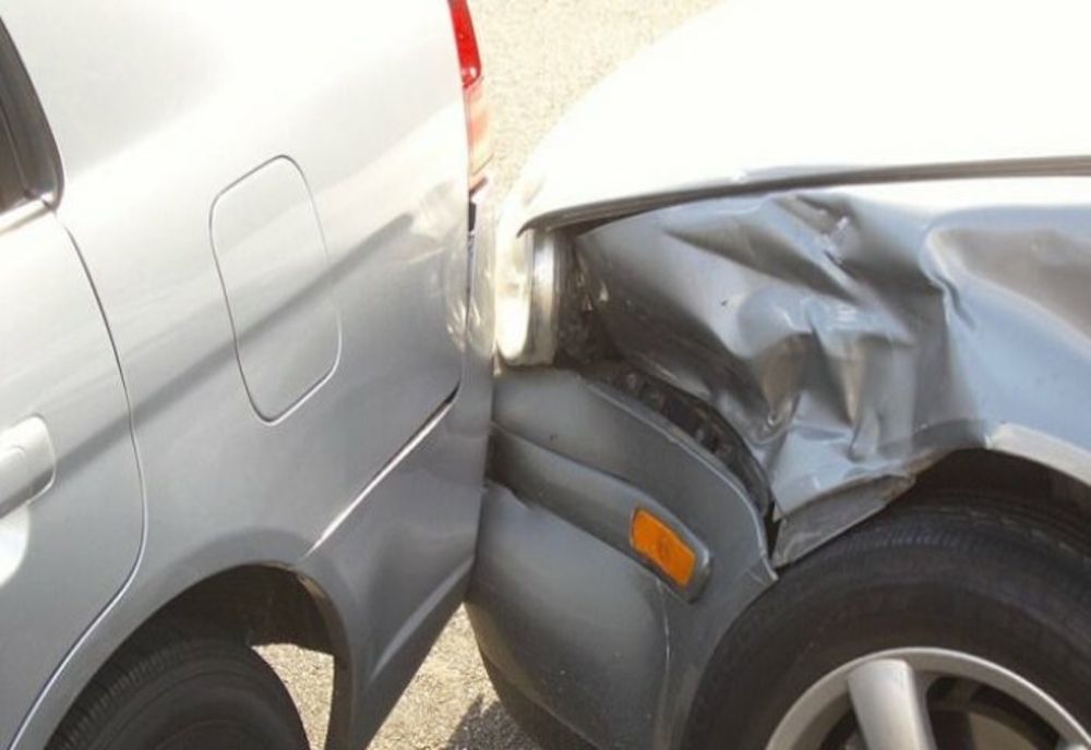 Ploiești. Un șofer de 68 de ani s-a urcat beat la volan și a lovit două mașini, încercând să dea cu spatele