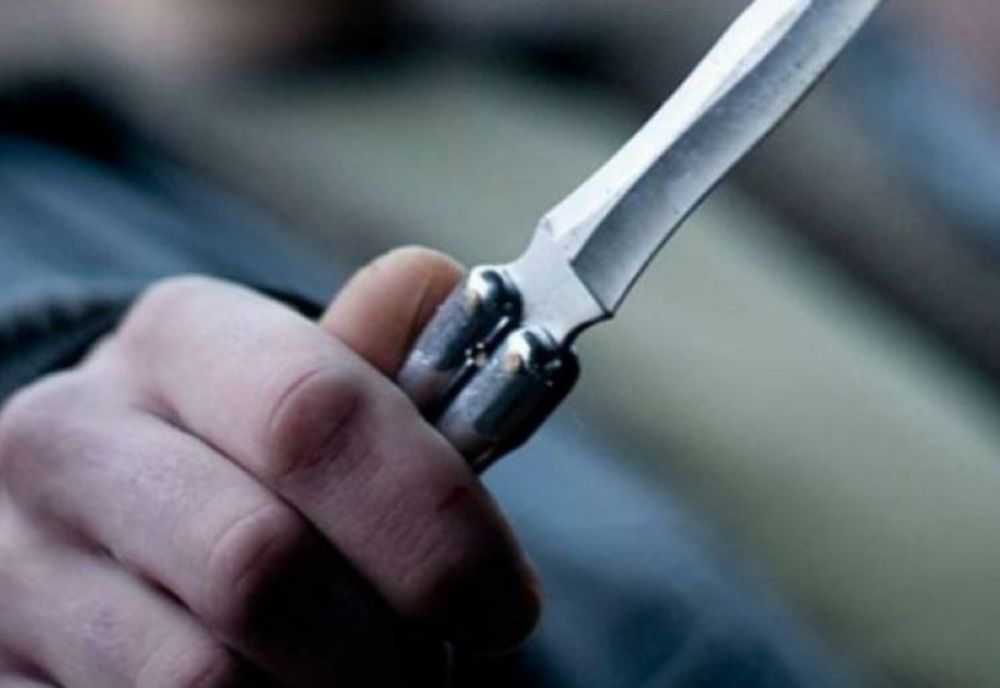 Prahova. Dosar penal pentru un bărbat care mers pe stradă cu un cuțit în mână 