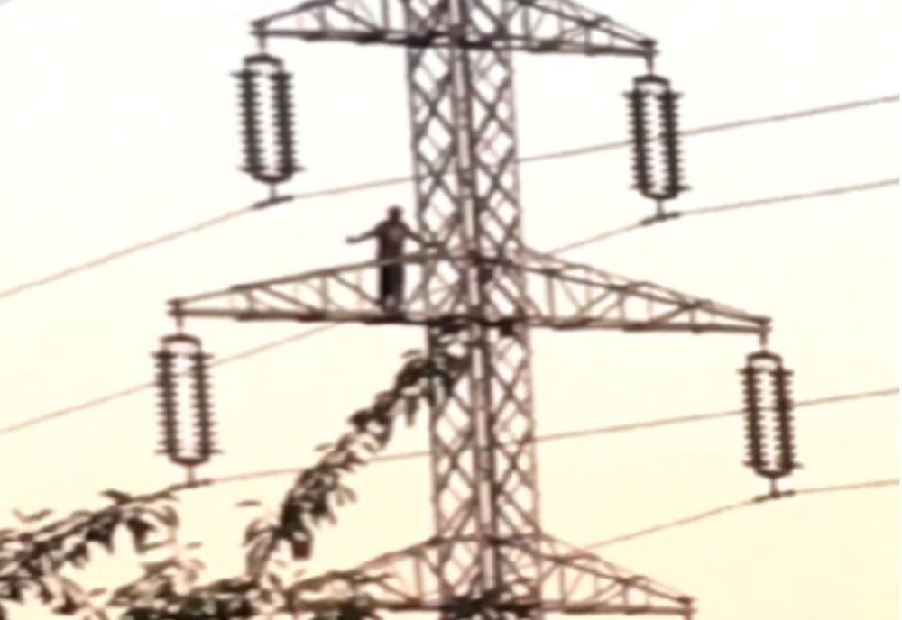 Tentativă de suicid în Ploiești. Un bărbat amenință că se aruncă de pe un stâlp de curent electric