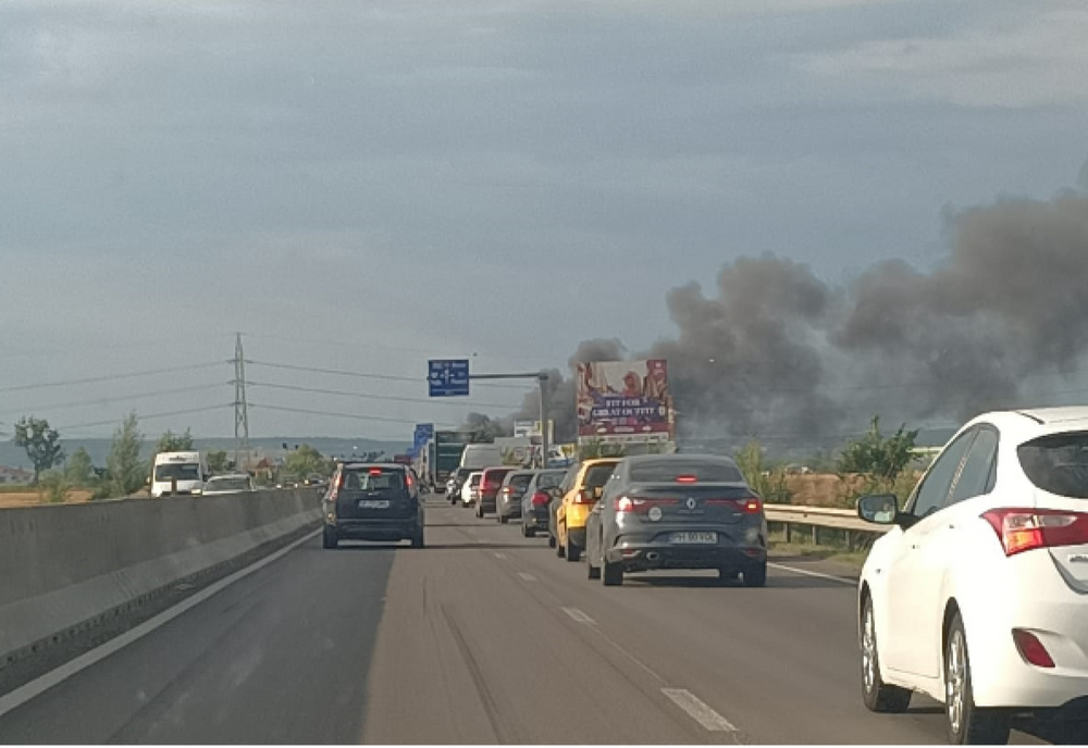 Incendiu violent pe Centura de Vest a Ploieștiului. Un camion a luat foc