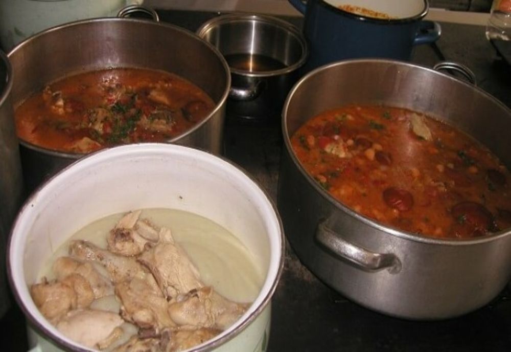 Mai multe deținute de la Târgșor ar fi acuzat apariţia unor erupţii pe corp de la mâncarea primită în penitenciar