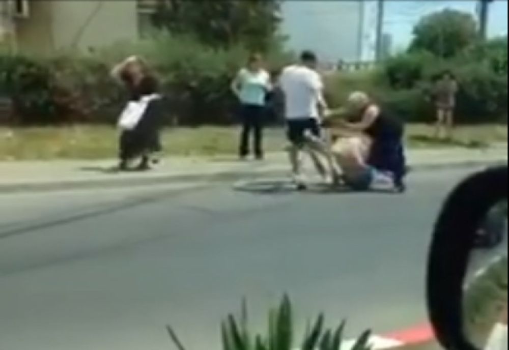 Prahova. Bătaie cu pumni şi picioare în fața unui bloc din Ploiești. Un bărbat a ajuns la spital