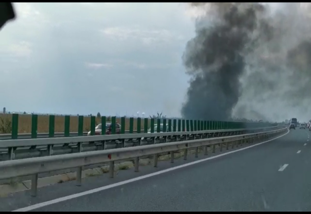 Prahova. Un autoturism a luat foc pe Autostrada A3, la Gherghiţa