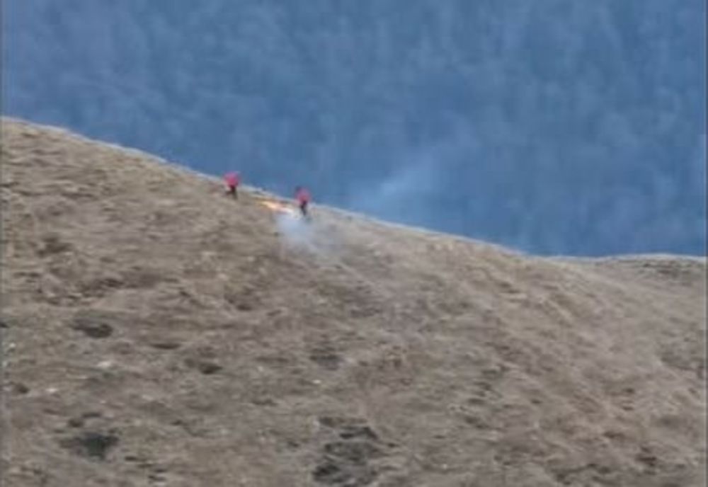 La un pas de un dezastru la Crucea Caraiman. Început de incendiu în urma unui foc de artificii