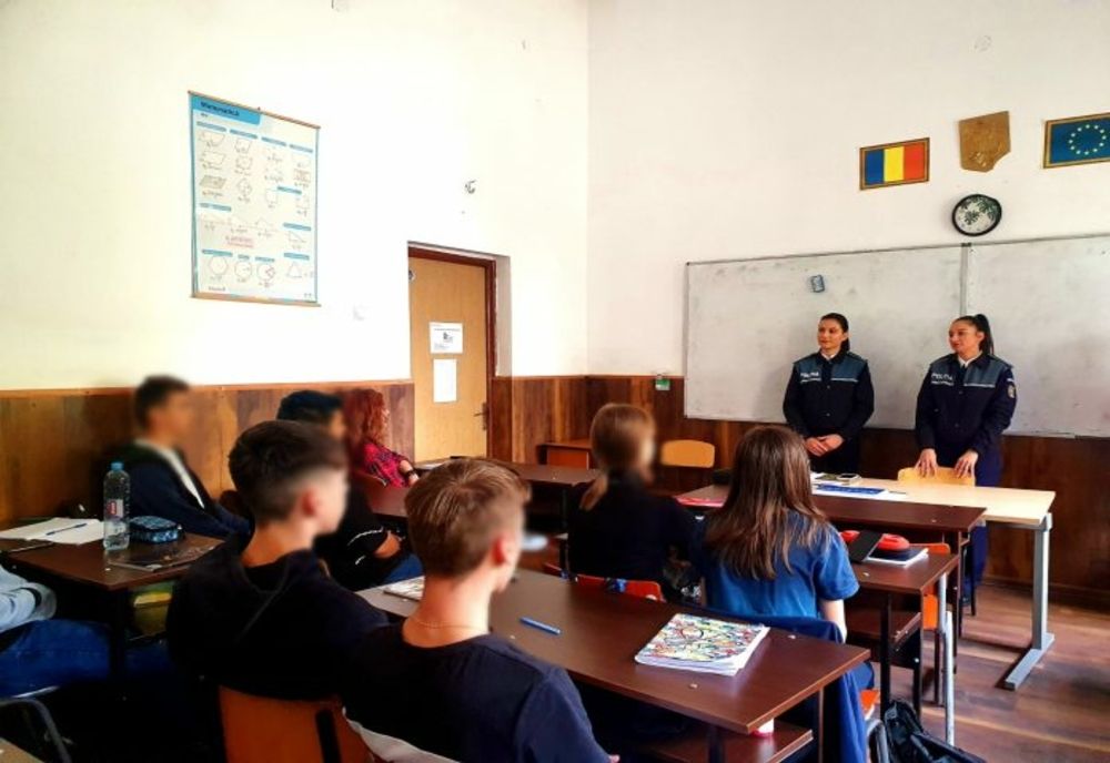 Acțiune a polițiștilor în 13 colegii din Ploiești. Elevii au fost informaţi despre riscurile unui comportament deviant