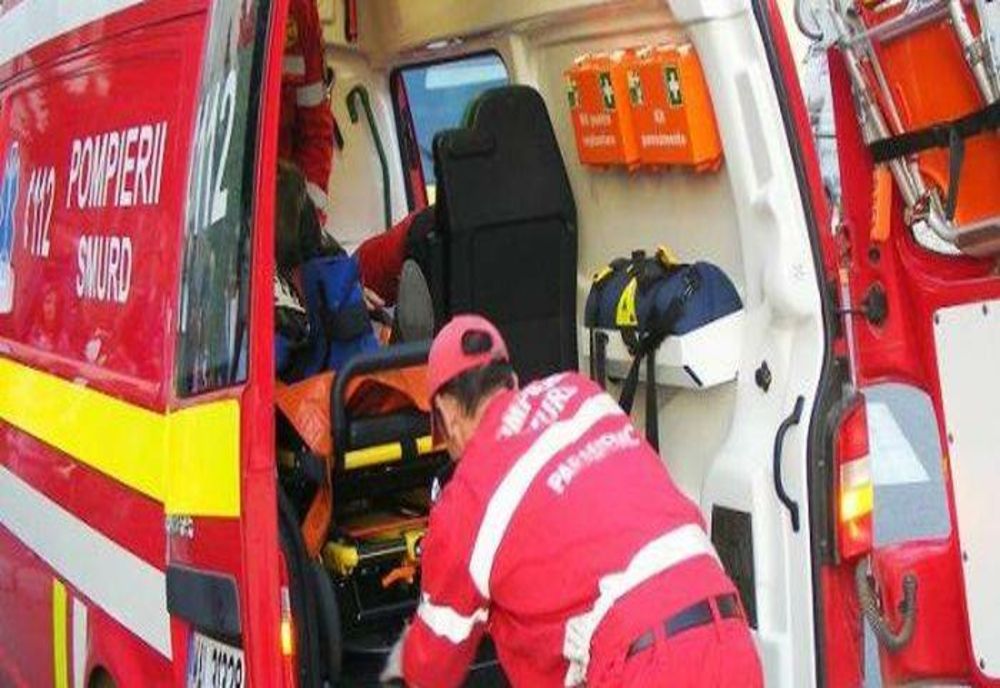 Prahova. Șoferită rănită într-un accident, la Vărbilău. Mașina tinerei s-a răsturnat și a lovit un copac