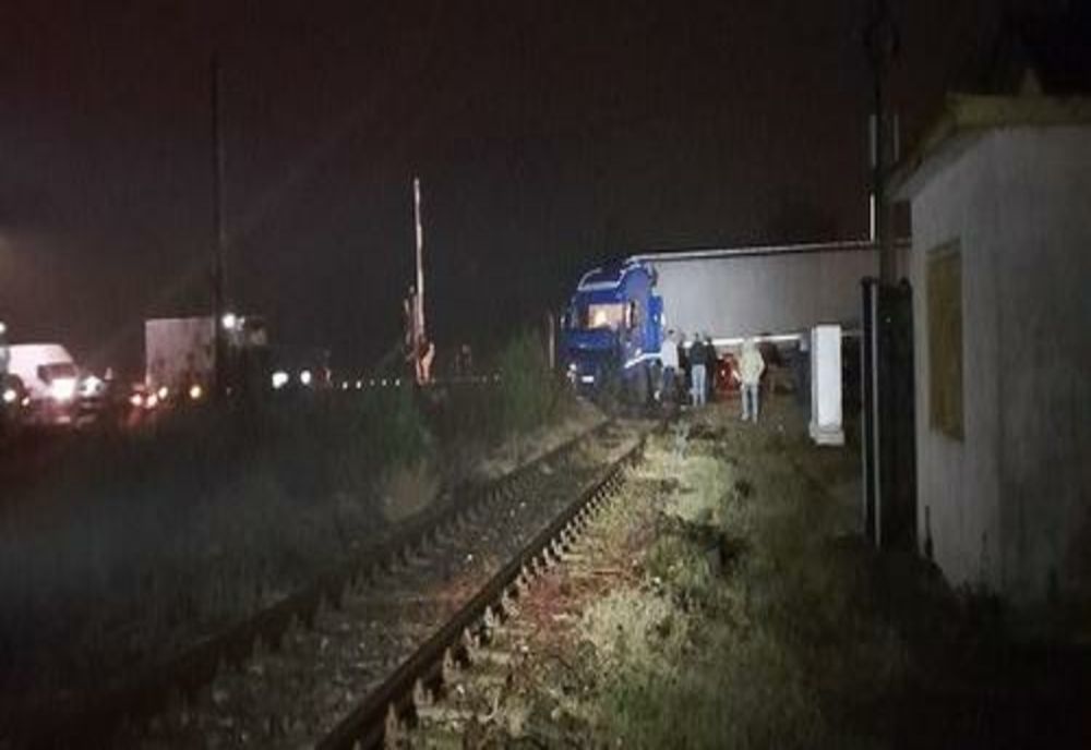 Trafic blocat timp pe DN1 și calea ferată, în zona Movila Vulpii, din cauza unui TIR