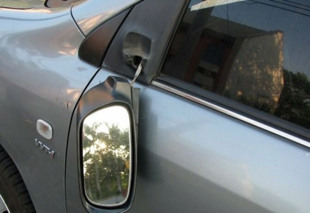 Mașini vandalizate, azi-noapte, pe o stradă din Ploiești