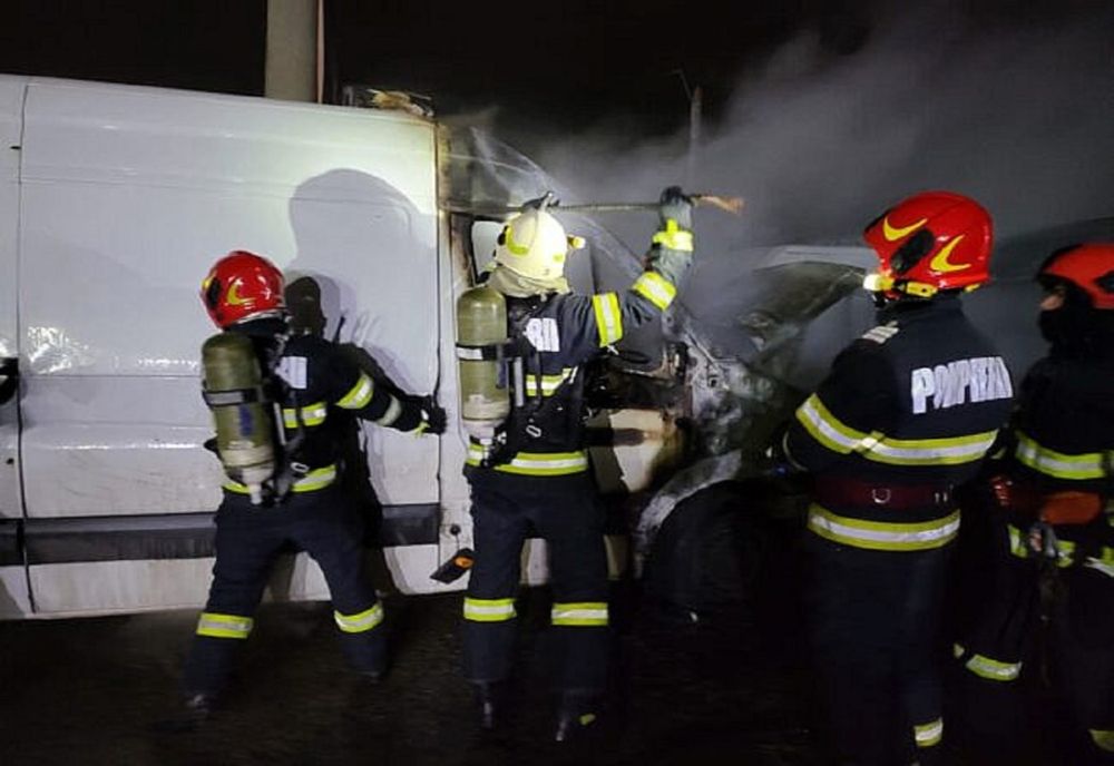 Autoutilitară încărcată cu carne, în flăcări, pe DN1B. Traficul spre Ploiești este blocat