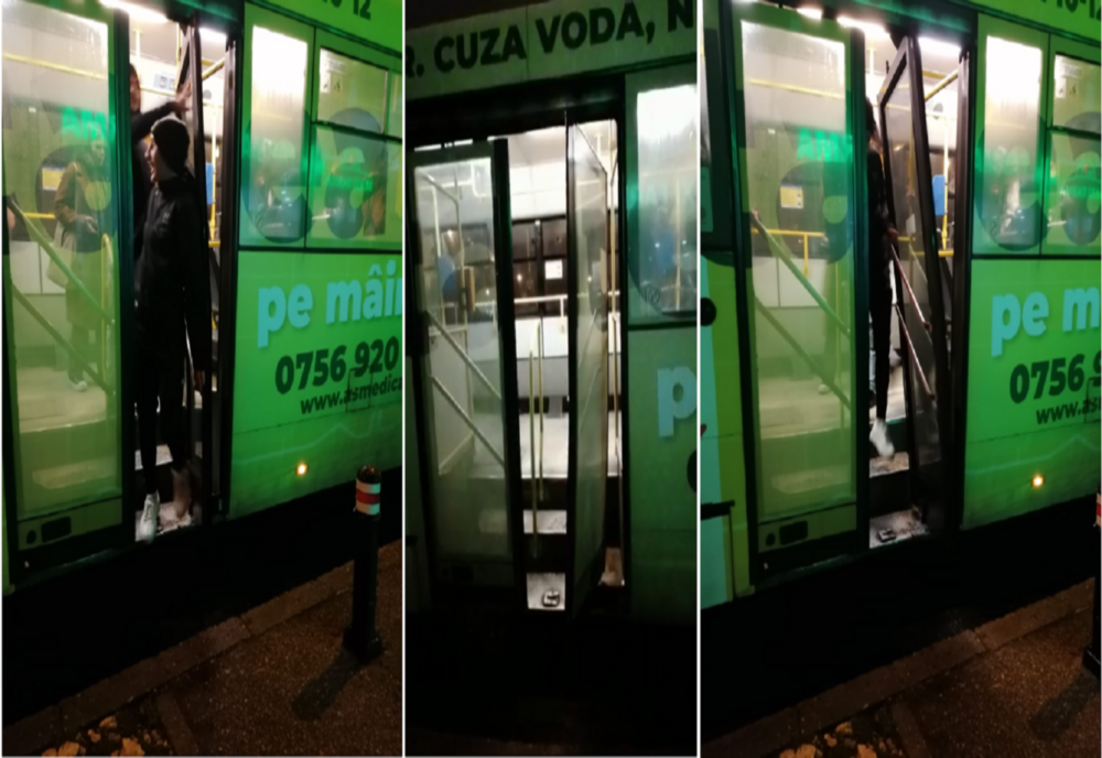 Prahova. Un grup de adolescenți au rupt ușa unui autobuz de pe traseul 30 din Ploiești