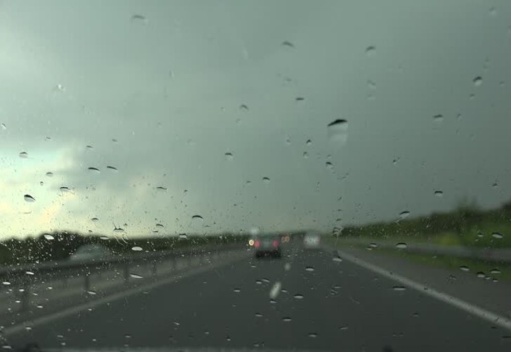 Trafic în condiții de ploaie și burniță pe DN1-Valea Prahovei și pe A3 București-Ploiești