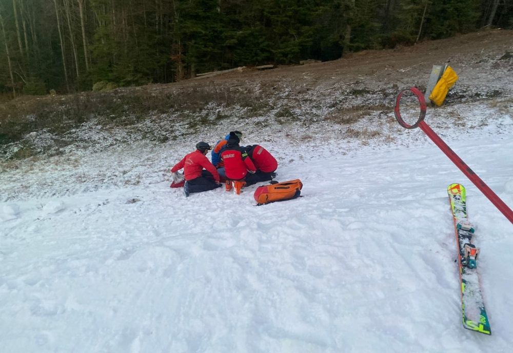 Prahova. Tânără în vârstă de 17 ani accidentată pe o pârtie din Azuga în urma unei căzături cu placa