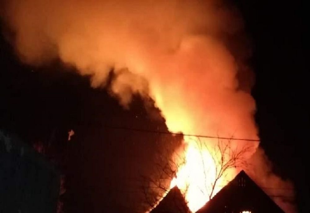 Incendiu violent în Câmpina. O vilă a fost cuprinsă de flăcări