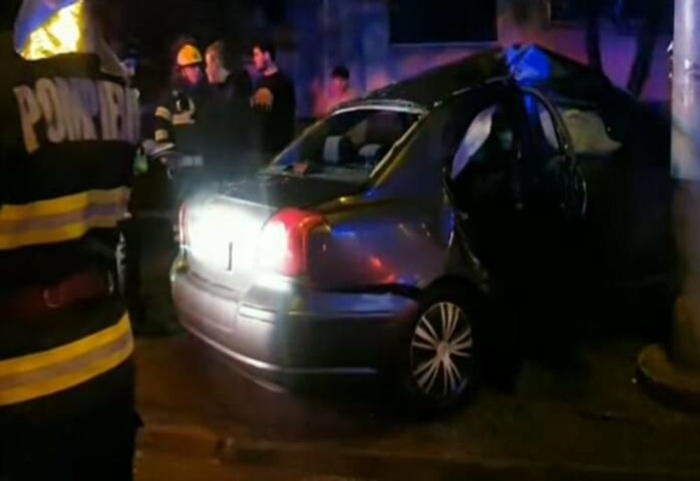 Prahova. Accident grav azi-noapte, în Piața Anton. Doi adolescenți au ajuns la spital