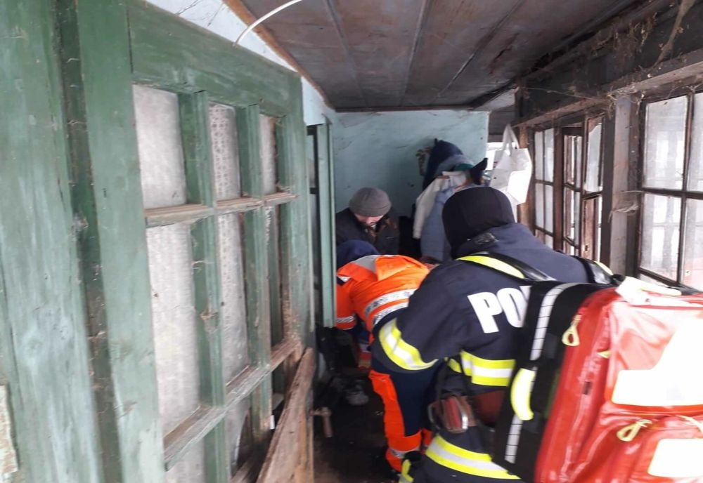 Prahova. Intervenție cu şenilata la două persoane cu probleme medicale dintr-o zonă înzăpezită 