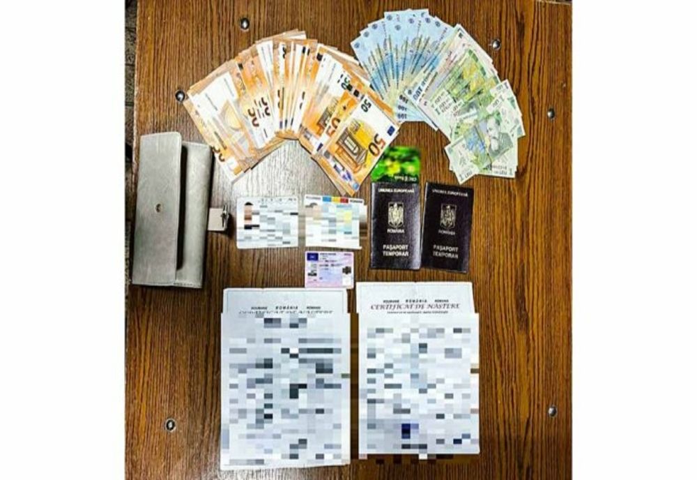 Portofel pierdut, plin cu bani şi acte, găsit în centrul Ploieştiului de către jandarmi