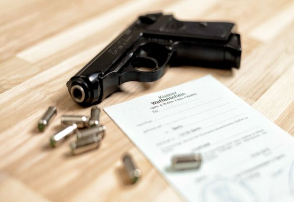 Prahova. Dosare penale pentru doi cetățeni care nu au predat armele atunci când permisele au expirat