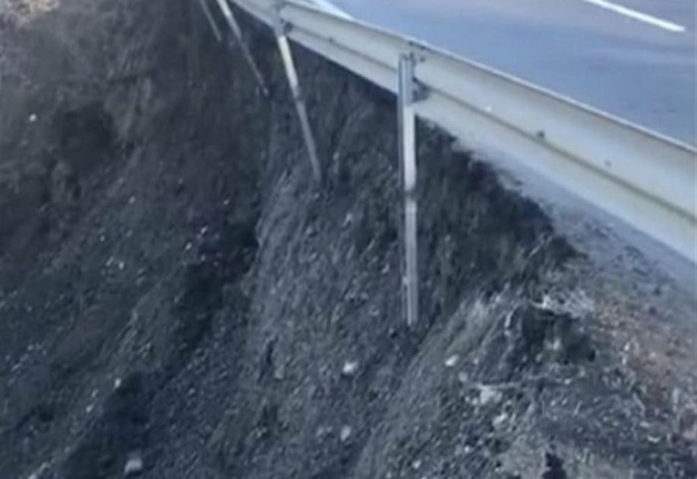 Lucrări de consolidare a taluzului pe DN1, la Breaza, după surparea terasamentului