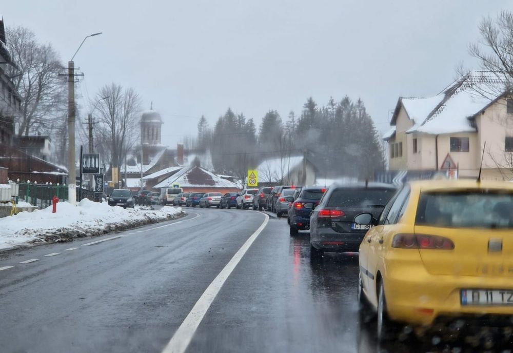 Prahova. Aglomerație pe DN1, între Azuga și Bușteni pe sensul de coborâre, trafic intens spre Brașov