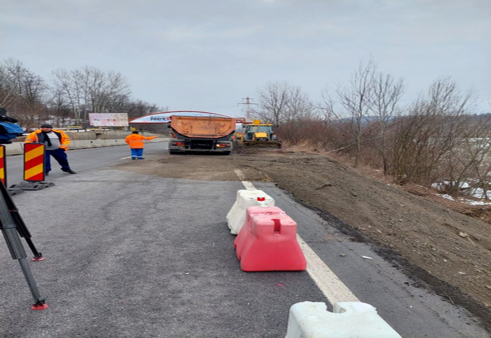 CNAIR: Au început lucrările pentru stabilizarea porţiunii din DN 1 unde a avut loc o alunecare de teren