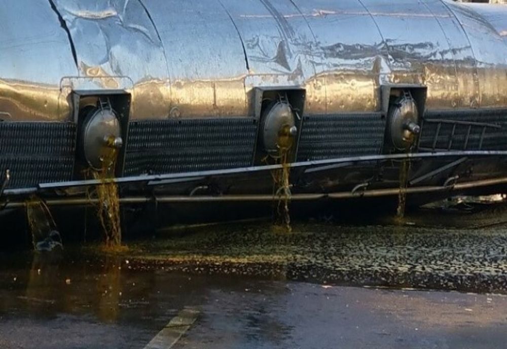 Prahova. Trafic blocat pe DJ 101G, după ce o cisternă s-a răsturnat. Scurgeri de ulei pe carosabil