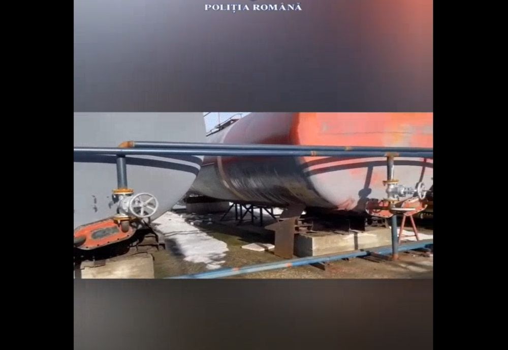 Depozit ilegal de combustibil petrolier, descoperit lângă Ploiești. Proprietarul îl vindea mai multor benzinării din țară