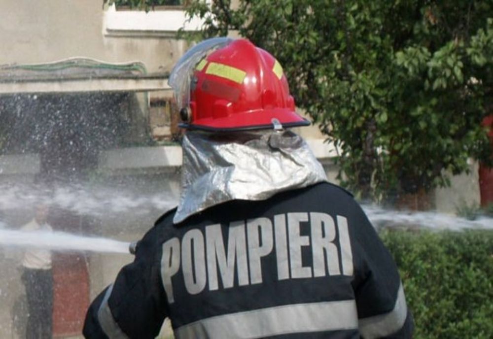 Prahova. Incendiu izbucnit în curtea unui service auto din Ploieşti