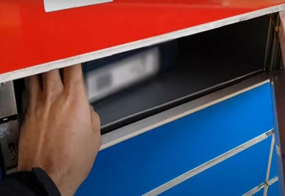 Înşelăciune prin easybox-urile eMag. Doi tineri au ridicat gratuit produse de 40.000 de euro