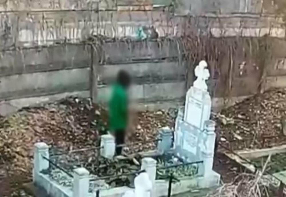 Minor din Ploiești, reținut după ce a fost filmat masturbându-se într-un cimitir din oraș