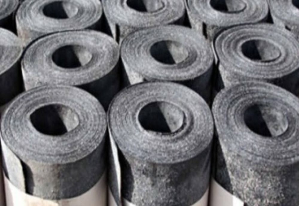 Prahoveni prinși în flagrant în timp ce încercau să fure, cu o căruță,  zeci de role de carton bituminat