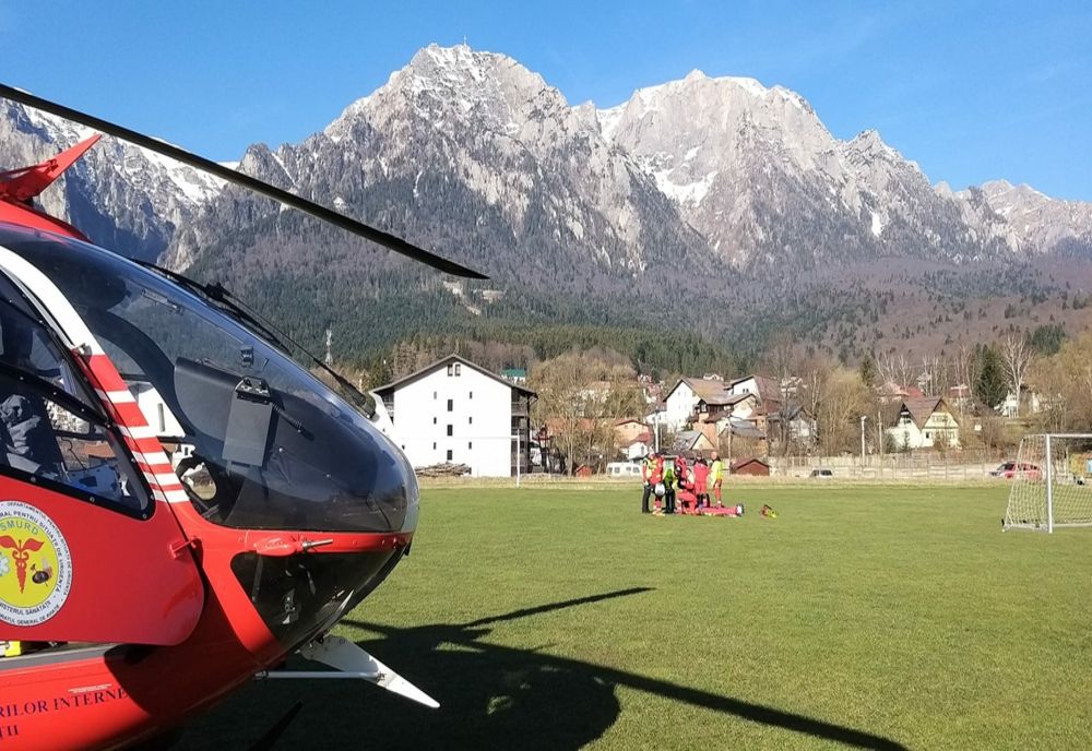 Prahova. Un bărbat blocat pe munte, în pantaloni scurţi şi bluză subţire, recuperat cu elicopterul de Salvamont Baba Mare