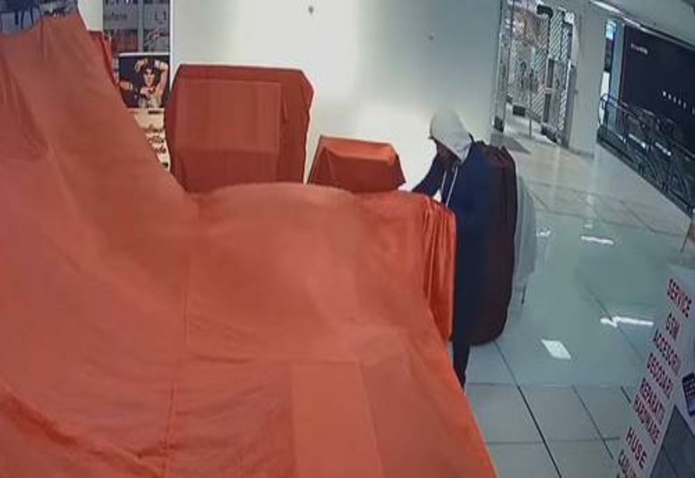 Prahova. Un bărbat a furat o urnă cu donaţii pentru copii dintr-un centru comercial