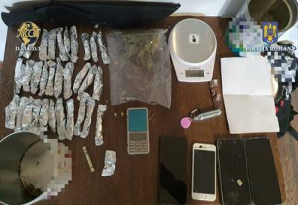 Peste 30 de persoane din Prahova, implicate în traficul de droguri, săltate de procurori