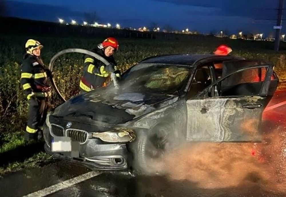 BMW în flăcări pe DN 1! Şoferul a ieşit la timp din maşină